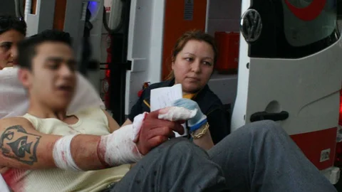 Bursa'da bir lise öğrencisi, uyuşturucu kullanımı nedeniyle okuldan uzaklaştırılmasının ardından iki müdür yardımcısını bıçakladı.