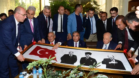 Adana'da komedyen Yunus Yuva, Devlet Bahçeli'ye özel tablo yaptı.