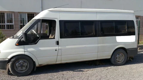 Şanlıurfa'da hırsızlar çalıntı bir servis aracıyla 5 bin litre ham petrol çaldı.