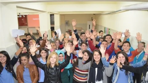 Antalya'da çocuklar farklı özellikleri 'zenginlik' olarak değerlendiriyor.