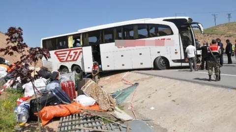 Sivas'ta otobüs devrildi, yaralı sayısı 39 oldu