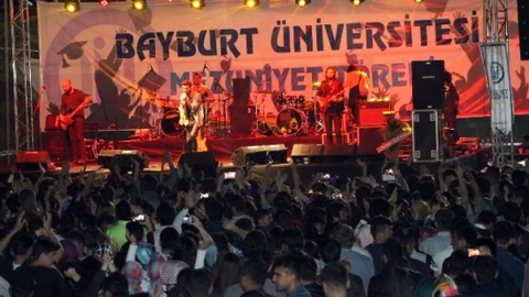 Bayburt'ta mezuniyet konseriyle yılın yorgunluğu atıldı