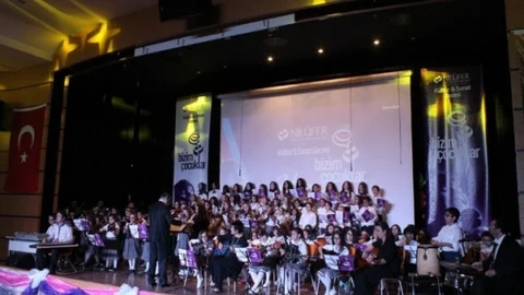 Bursa'da Nilüfer Koleji'nde kültürel etkinlikler coşkuyla kutlandı