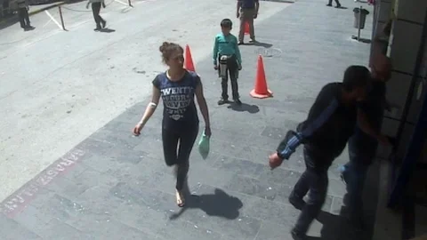 Gaziantep'te hastanede bıçaklı saldırı anları güvenlik kameralarına yansıdı.