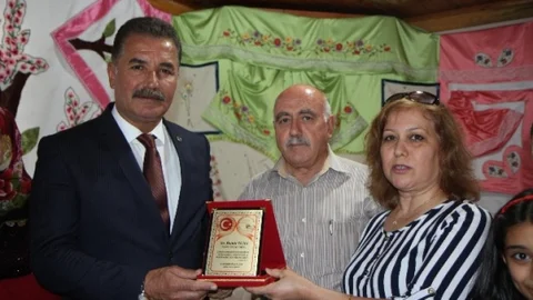 Toroslar'da kursiyerler, Başkan Tuna'ya plaketle teşekkür etti