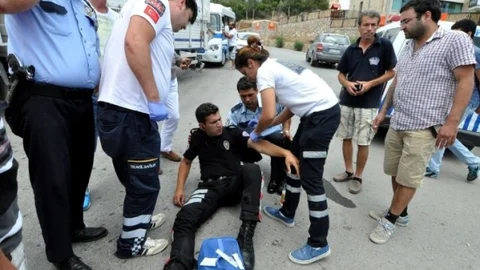 Muğla'da motosikletli polis kazada yaralandı