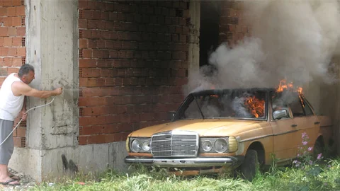 Niksar'da Park Halindeki Araç Yandı