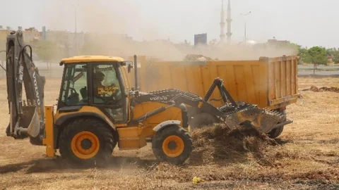 Şanlıurfa'da anız yangınları için ot temizliği yapılıyor