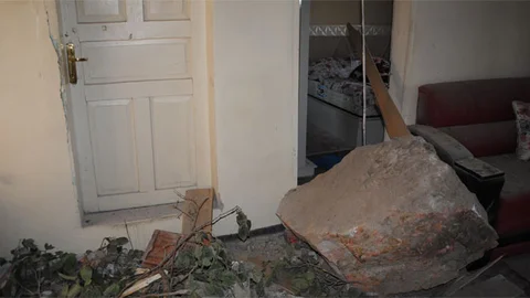 Amasya'da evlilik yıl dönümü kutlayan çiftin evine kaya düştü