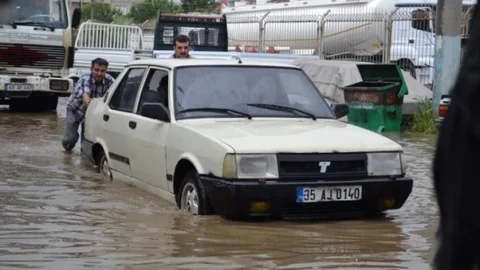 Manisa'nın Turgutlu ilçesinde etkili olan sağanak yağış, hayatı durma noktasına getirdi.