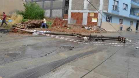 Manisa'da devrilen elektrik direği minibüsün üzerine düştü