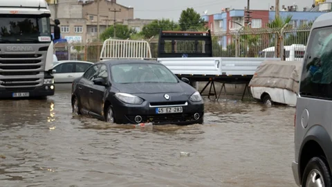Manisa'da sağanak yağış Turgutlu'yu felç etti