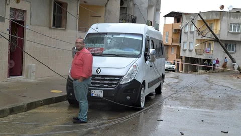 Manisa Turgutlu'da elektrik direği bir minibüsün üzerine devrildi