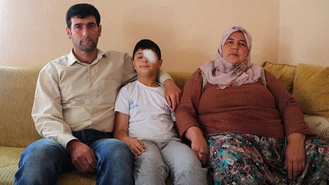 Manisa'da 11 yaşındaki Sefa Dönmezer, kornea ameliyatı sonrası görmeye başladı