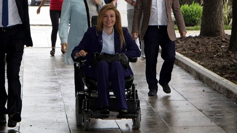 Bursa'dan Engelli Milletvekili Bennur Karaburun, projelerini anlattı.