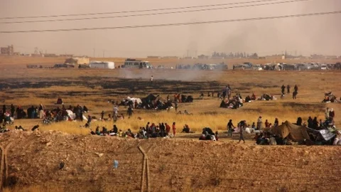 Akçakale'de Suriyeli Sığınmacılar Sınıra Geldi