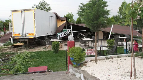 Manisa'da patlayan tekerle düğün salonuna giren kamyonda 2 yaralı var