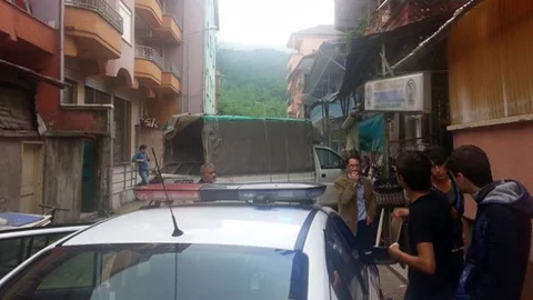 Bartın'da otomobil sürücüsü kendi iş yerine daldı