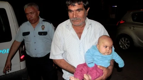 Adana'da Suriyeli iki kadın, 7 aylık bebeğini sokakta bırakarak kayıplara karıştı.