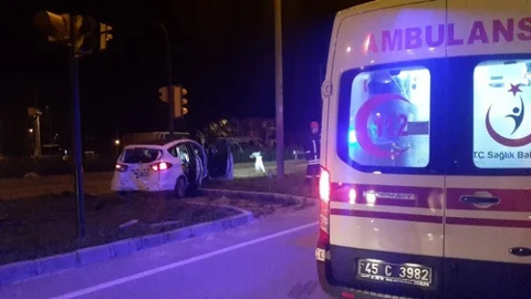Manisa'da trafik kazasında 3 kişi yaralandı, biri çocuk