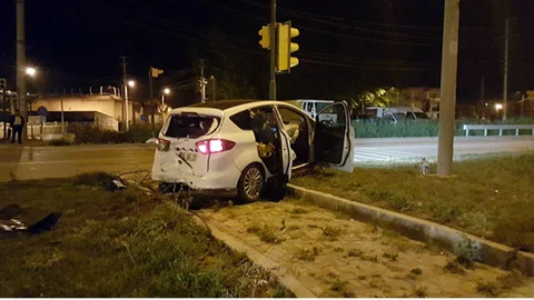 Kula'da TIR ile otomobil çarpıştı.
