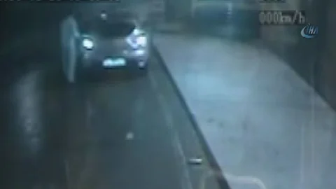 İstanbul'da halk otobüsünün plakasını çalan şüpheli, güvenlik kameralarına yakalandı.