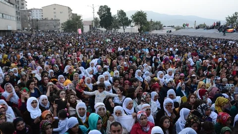 Halkların Demokratik Partisi seçim zaferini kutluyor