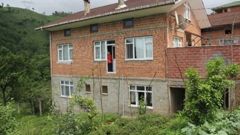 Rize'de kapısı boşluğa açılan ilginç bina