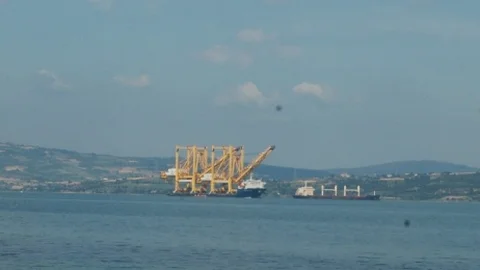 Çanakkale Boğazı'ndan Liman Vinci Taşıyan Gemi Geçti