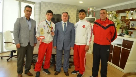 Erzurum'da Avrupa üçüncüsü olan boksör Ahmet Otcu'ya kutlama yapıldı.