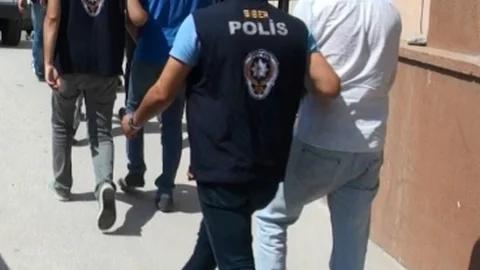 Karabağlar'da kuyumcu G.Y., sahte pos cihazıyla kartları kopyalayıp Tayland'a kaçmaya çalışırken yakalandı