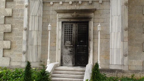 Kadıköy'de genç, 'Ben Mesih'im' diyerek kilisenin kapısını ateşe verdi.