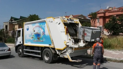 Büyükçekmece'de çöp konteynerleri yaz aylarında oluşabilecek kötü kokulara karşı dezenfekte ediliyor.