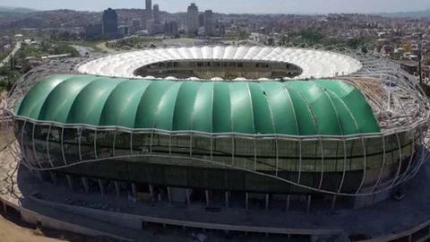 Bursaspor'da mali sorunlar sürüyor. Timsah Arena'nın kombine gelirlerini temlik göstererek 15 milyon liralık kredi alındı.