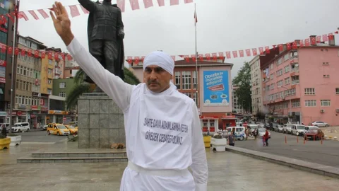 Rize'de kefen giyen bir kişi, Cumhurbaşkanı Erdoğan'a destek vermek amacıyla eylem yaptı