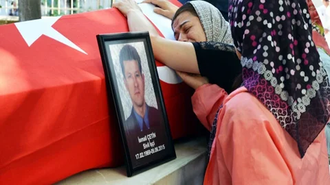 Balıkesir'de şehit olan sivil personel İsmail Çetin, gözyaşlarıyla toprağa verildi.