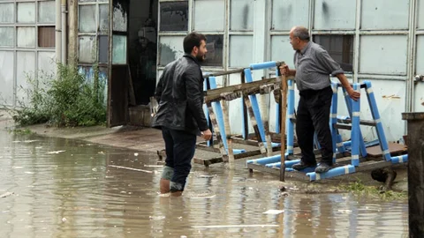 Bursa'da yollar göle döndü