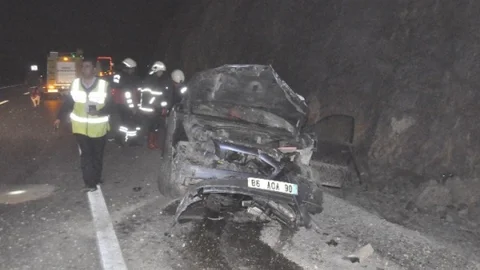 Konya'da otomobil kayalıklara çarptı