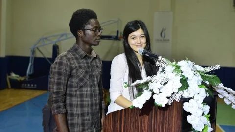 Manisa'da mezuniyet törenini yabancı uyruklu öğrenciler sundu