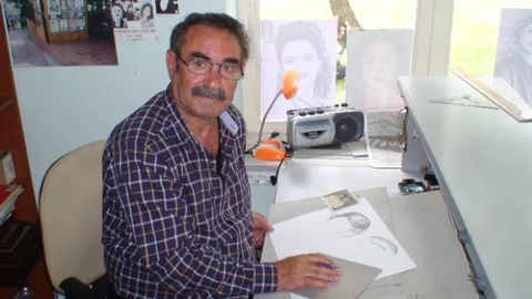 Konya Ereğli'de 50 yıldır kara kalem resim yapan Ziya Öztürk, sanatını yaşatmaya devam ediyor.
