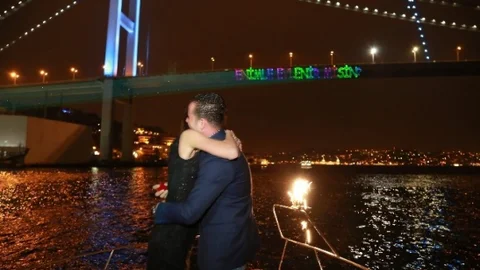 İstanbul'da Boğaziçi Köprüsü'nde ilginç bir evlenme teklifi gerçekleşti
