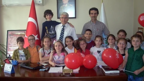 Samsun'da Gazi Paşa İlkokulu öğrencileri Mehmetçik Vakfı'na bağışta bulundu.