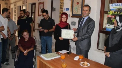 Cizre'de gençlik merkezi kursiyerlerine sertifikaları verildi