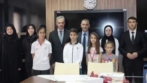 Bursa'da başarılı öğrencilere dizüstü bilgisayar, tablet ve fotoğraf makinesi verildi