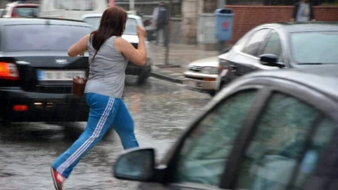 Balıkesir'de öğleden sonra etkili olan sağanak yağış, vatandaşları zor durumda bıraktı.