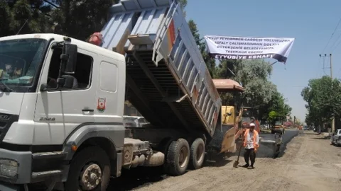 Şanlıurfa'da esnaflar, yapılan altyapı ve üstyapı çalışmaları için teşekkür pankartı astı