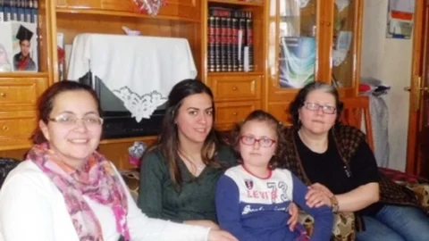 Kocaeli'nde öğretmenler, göz ameliyatı geçiren 3. sınıf öğrencisi Çağlanur'a geçmiş olsun ziyaretinde bulundu.