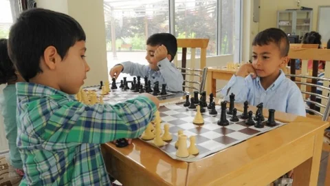 Şehitkamil Belediyesi, minik öğrencilere satranç eğitimi sunuyor