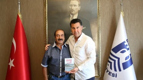 Bodrum’da şair Kemal Kasap, ilk şiir kitabını Başkan Kocadon’a hediye etti