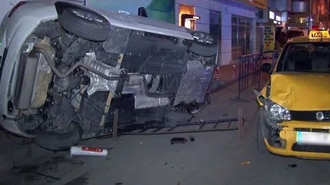 Kağıthane'de otomobil taksiye çarptı, 3 kişi yaralandı